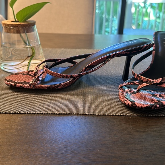 Jeffrey Cambell Kitten thong sandals - Picture 3 of 4